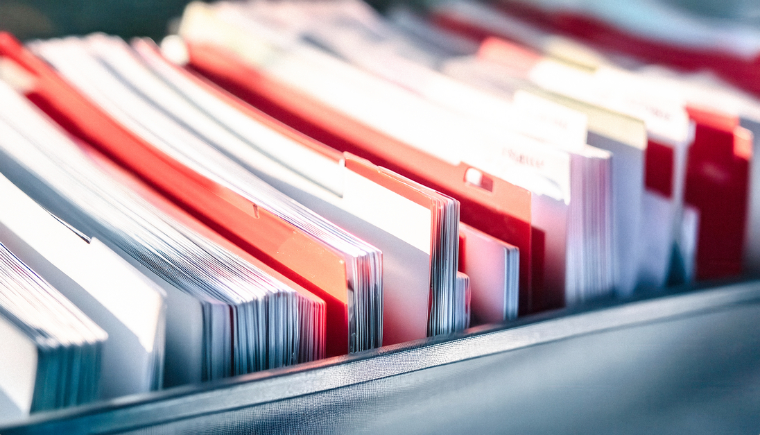 Hangordner mit vielen Informationen in einem Büro